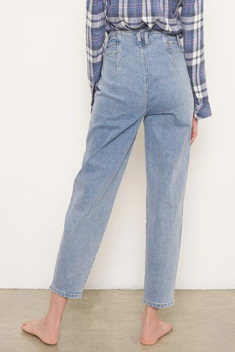 Loose Seamed Tapered Jeans